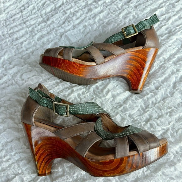 Miz Mooz Petra Leather Platform Heels Size 8 Wood Sculpted Heel Green Accent - Picture 10 of 11